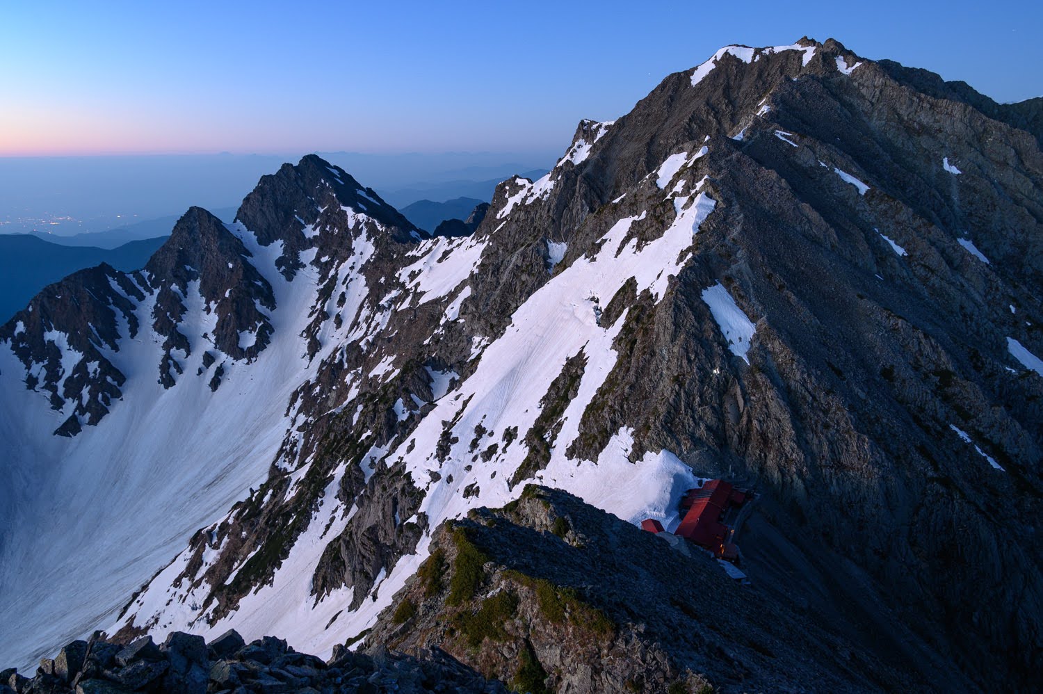 北アルプス 涸沢岳 登山 テント泊 残雪期 6月の雪渓登り 急峻な小豆沢から絶景の稜線へ Japan Nomad 旅と山と写真のブログ