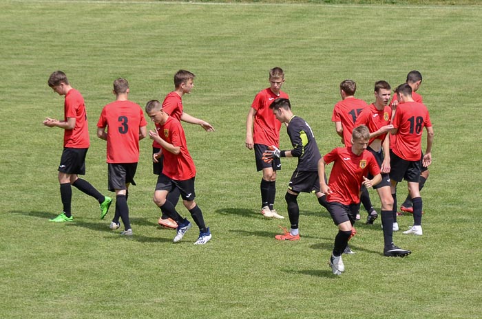 Group of people playing mini football Группа людей играющих в мини-футбол