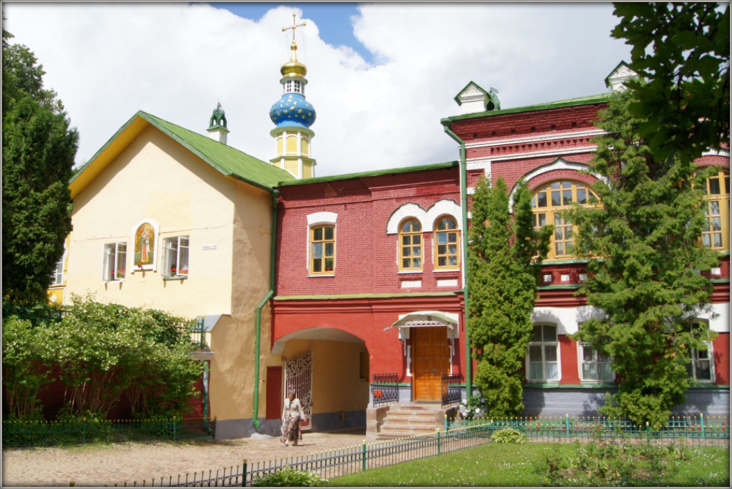 На белые ночи в Петербург (Царское село, Петергоф) через Печоры и Псков. Фотозарисовки из прошлого.