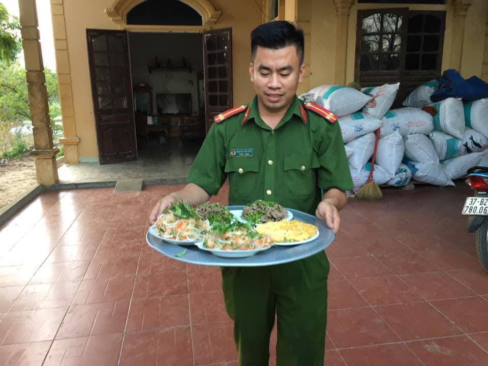 Sau giờ làm, các đoàn viên thanh niên vào bếp nấu nướng 