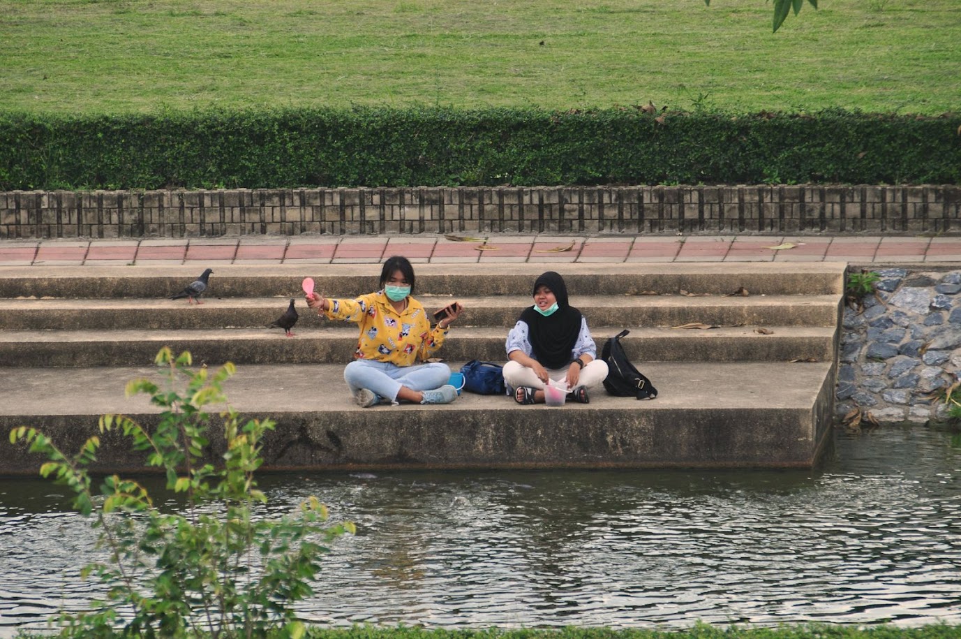 Yala City
Chao Por Lak Muang Shrine
Yala Province
Thailand
Local Thai girls feeding fish