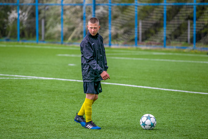 Group of people playing mini football Группа людей играющих в мини-футбол