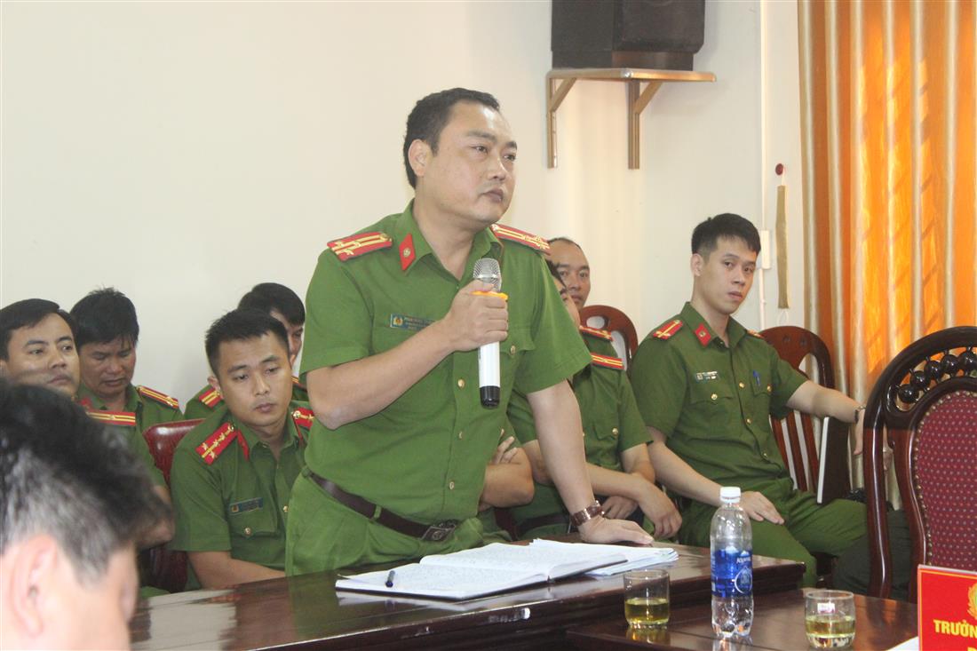 Đồng chí Thượng tá Phan Ngọc Thanh, Phó Trưởng Công an huyện Hưng Nguyên báo cáo kết quả lĩnh vực công tác phụ trách