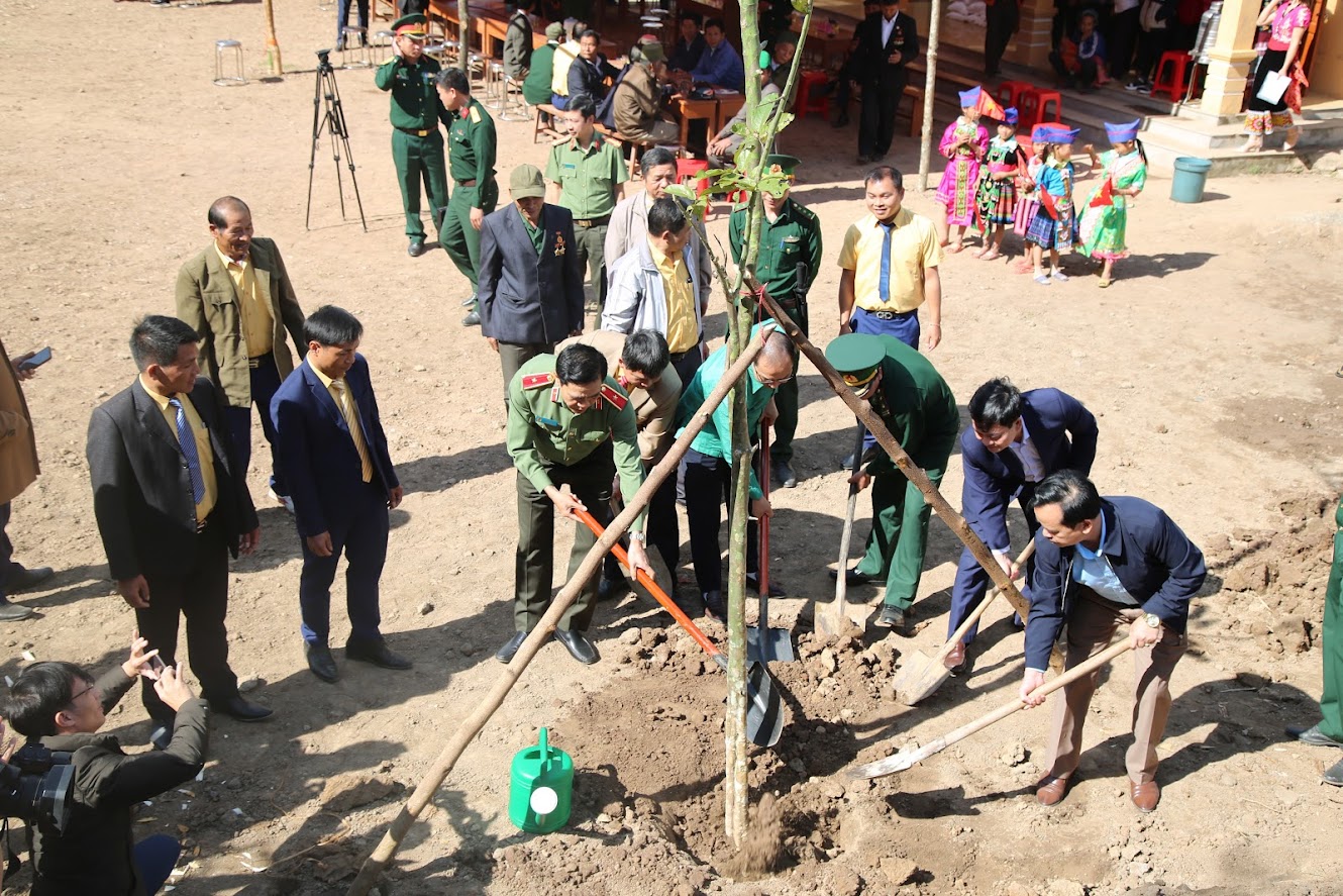 Trồng cây lưu niệm