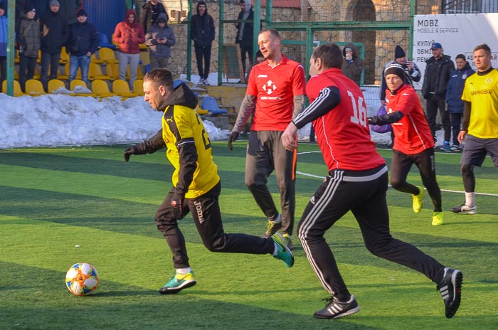 Group of people playing mini football Группа людей играющих в мини-футбол