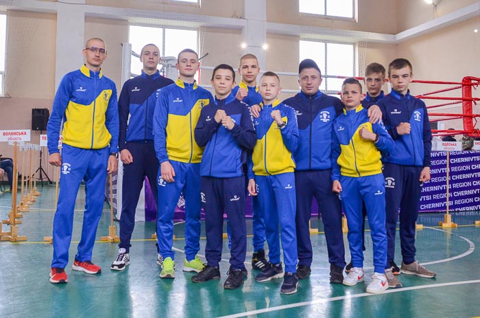 Group of people playing mini football Группа людей играющих в мини-футбол