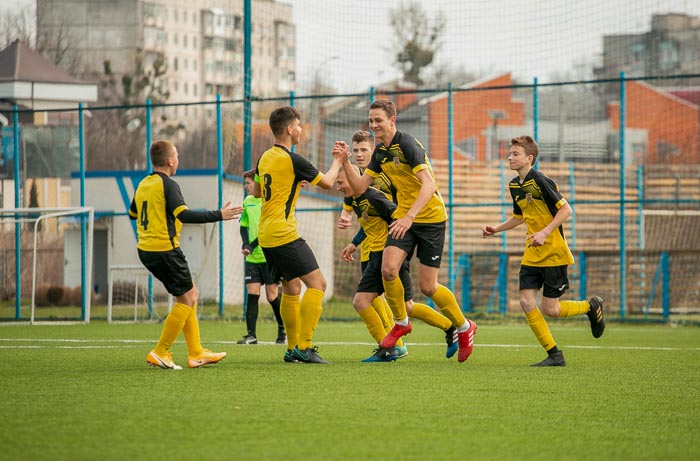 Group of people playing mini football Группа людей играющих в мини-футбол