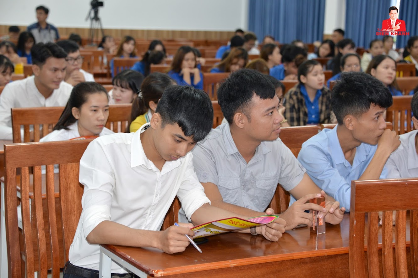 KỸ SƯ LANG GIÚP ĐỠ SINH VIÊN NGHÈO VƯỢT KHÓ