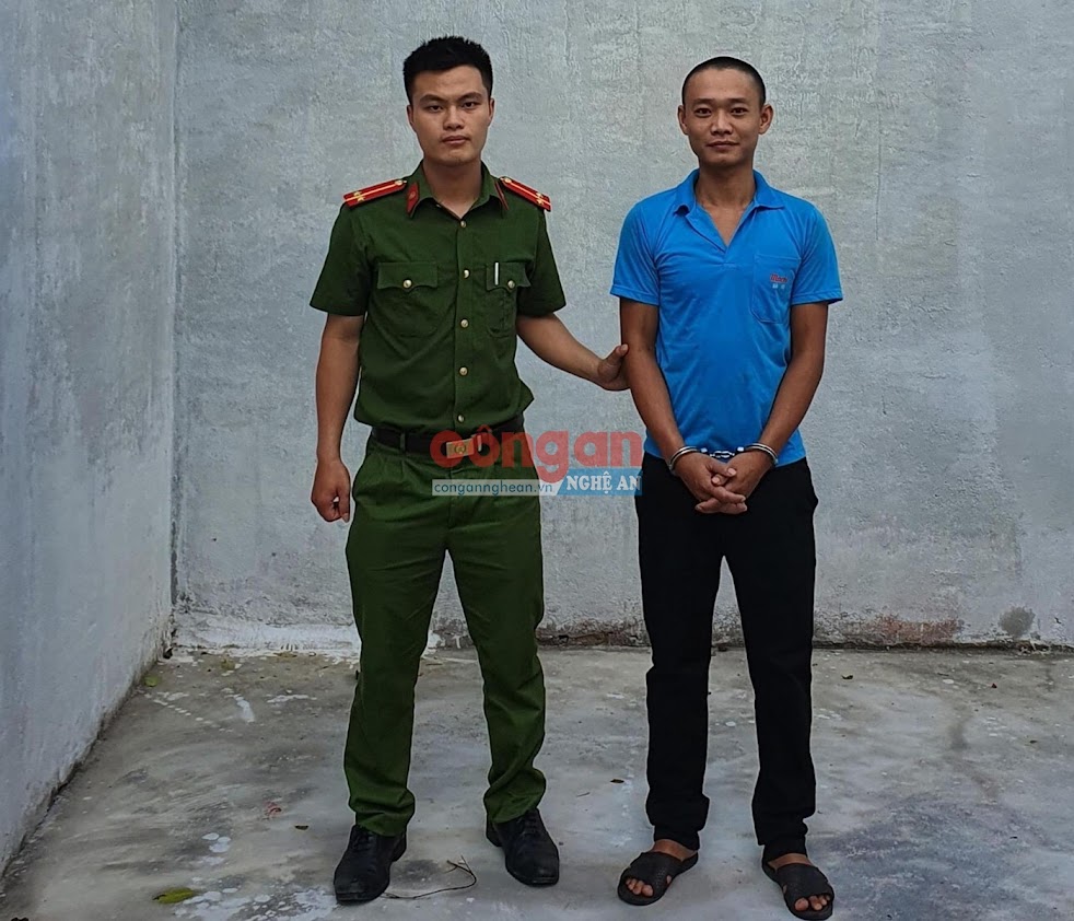 Cán bộ Công an huyện Con Cuông dẫn giải 1 đối tượng phạm tội ma tuý