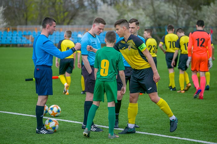 Group of people playing mini football Группа людей играющих в мини-футбол