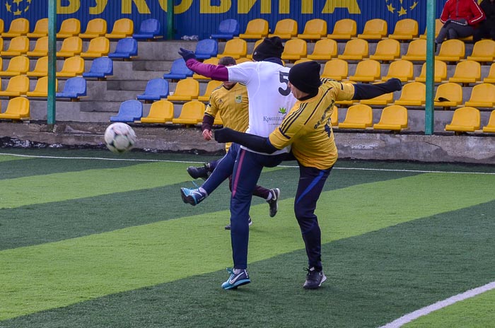 Group of people playing mini football Группа людей играющих в мини-футбол