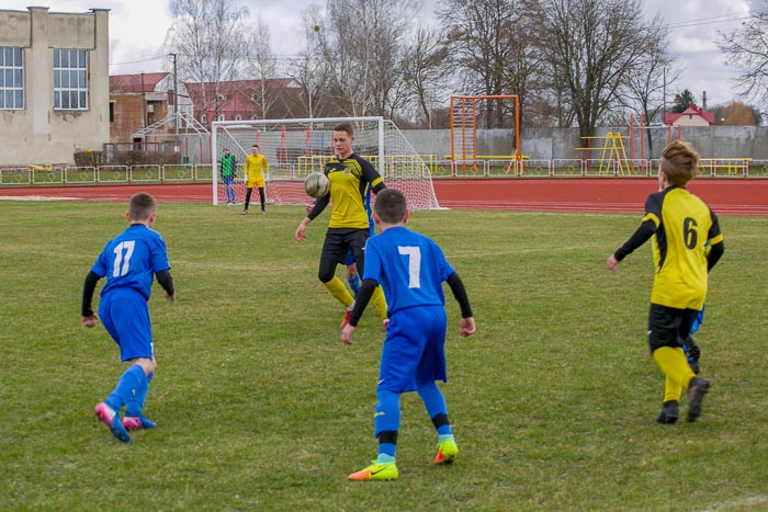 Group of people playing mini football Группа людей играющих в мини-футбол