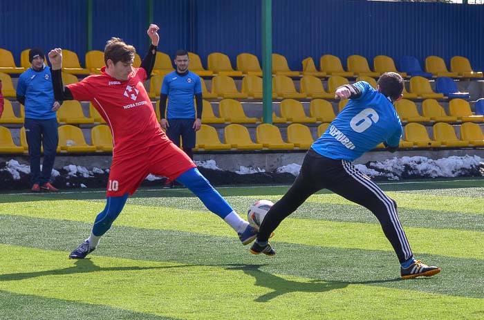 Group of people playing mini football Группа людей играющих в мини-футбол