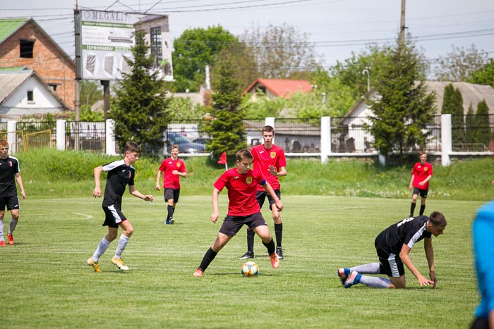 Group of people playing mini football Группа людей играющих в мини-футбол