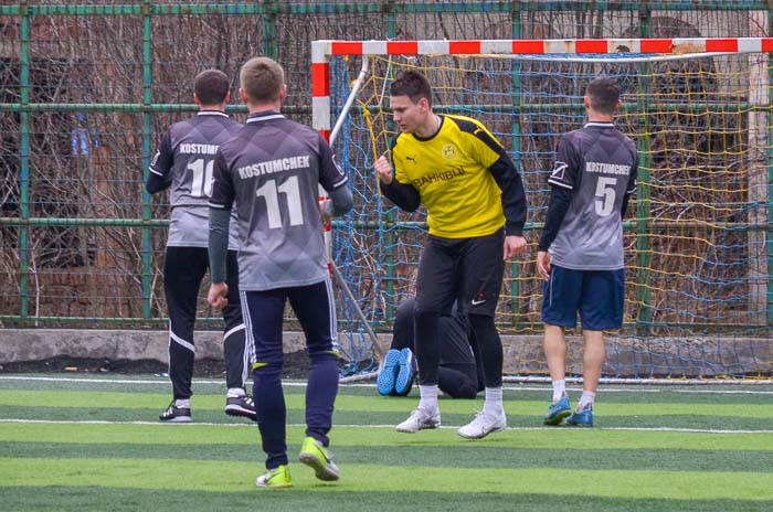 Group of people playing mini football Группа людей играющих в мини-футбол