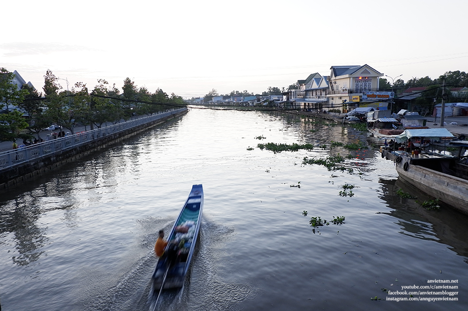 Sớm mai trên chợ nổi Ngã Năm Sóc Trăng