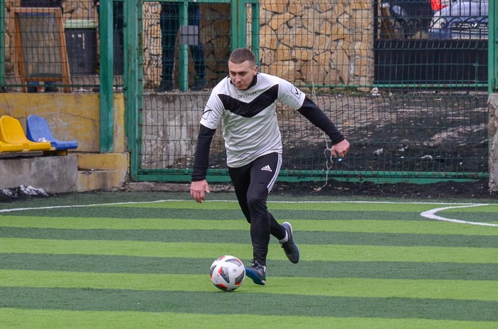 Group of people playing mini football Группа людей играющих в мини-футбол