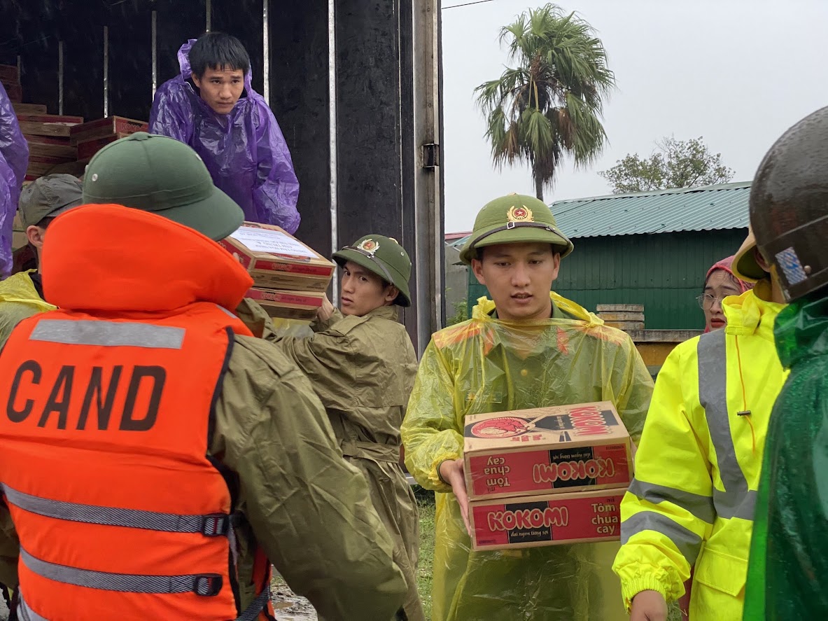 Đoàn công tác Công an thị xã Hoàng Mai trao quà cứu trợ cho người dân huyện Thạch Hà, tỉnh Hà Tĩnh