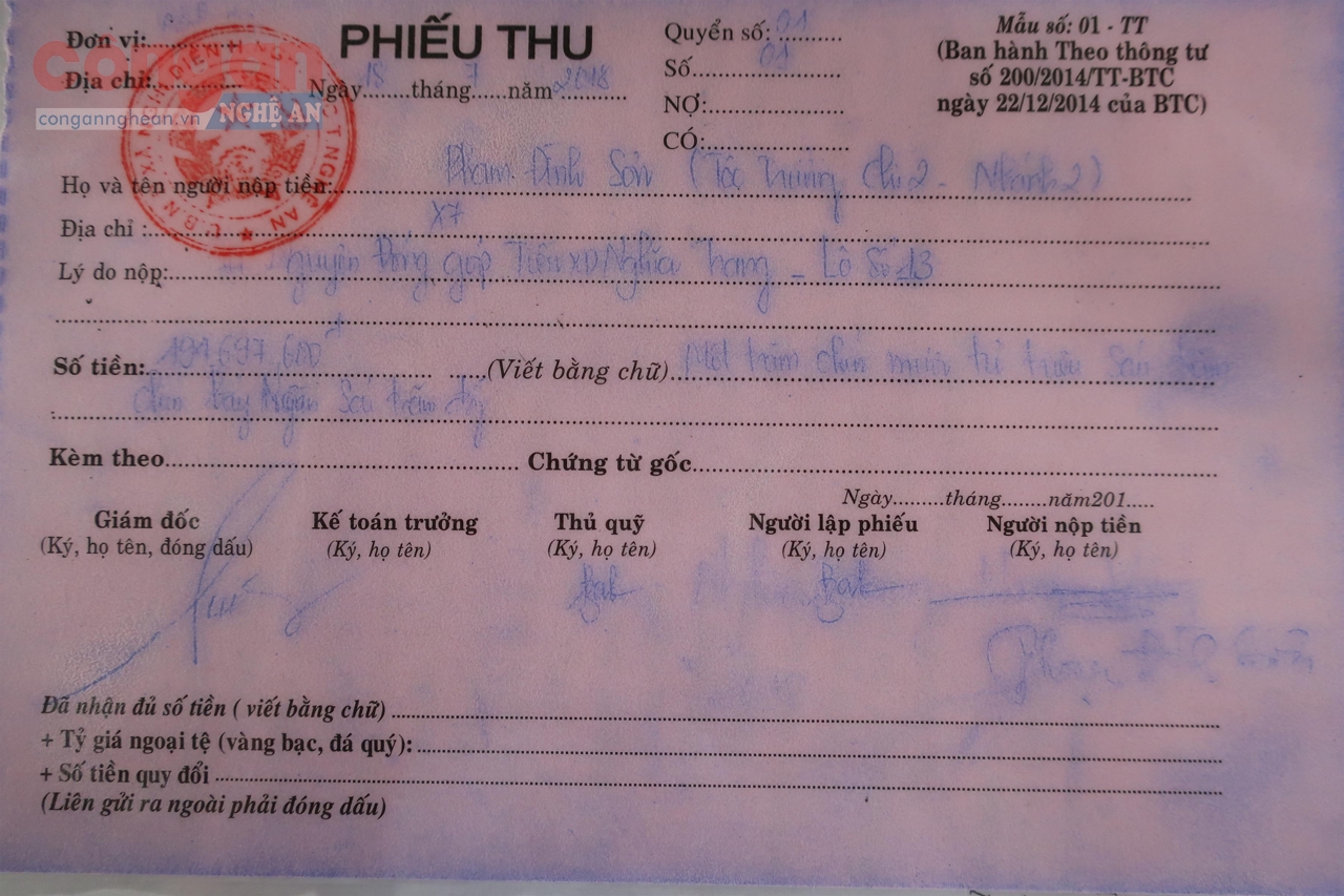 Phiếu thu tiền giao đất của các dòng họ với lý do nộp “Tự nguyện đóng góp tiền xây dựng nghĩa trang”