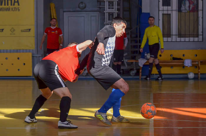 Group of people playing futsal Группа людей играющих в футзал