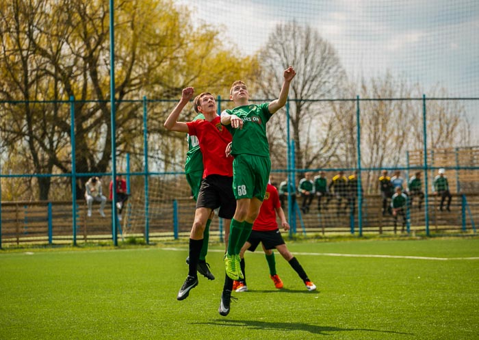 Group of people playing mini football Группа людей играющих в мини-футбол