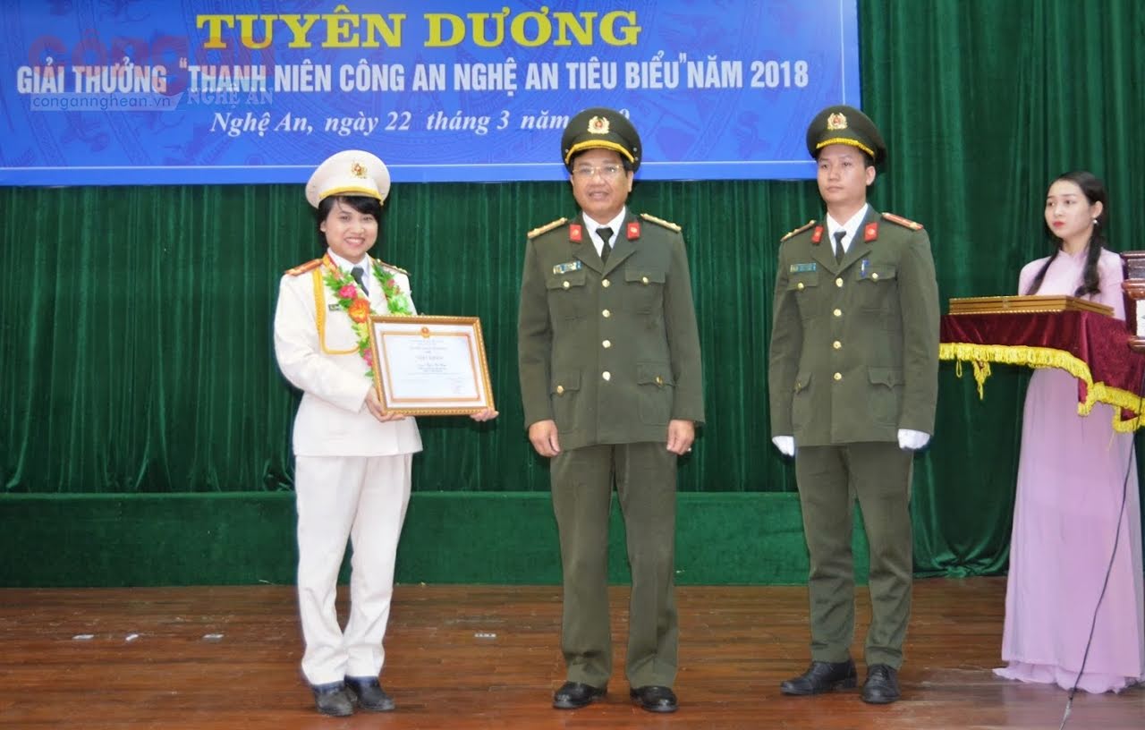 Trong 3 năm 2017, 2018, 2019, Đại úy Ngô Thị Hậu đều là “Chiến sỹ thi đua cơ sở”, nhận được nhiều Bằng khen, Giấy khen của các cấp. (Trong ảnh; Đại tá Hồ Văn Tứ, Phó Giám đốc Công an tỉnh tặng Giấy khen cho đồng chí Ngô Thị Hậu, là 1 trong 10 gương mặt thanh niên Công an Nghệ An tiêu biểu năm 2018)