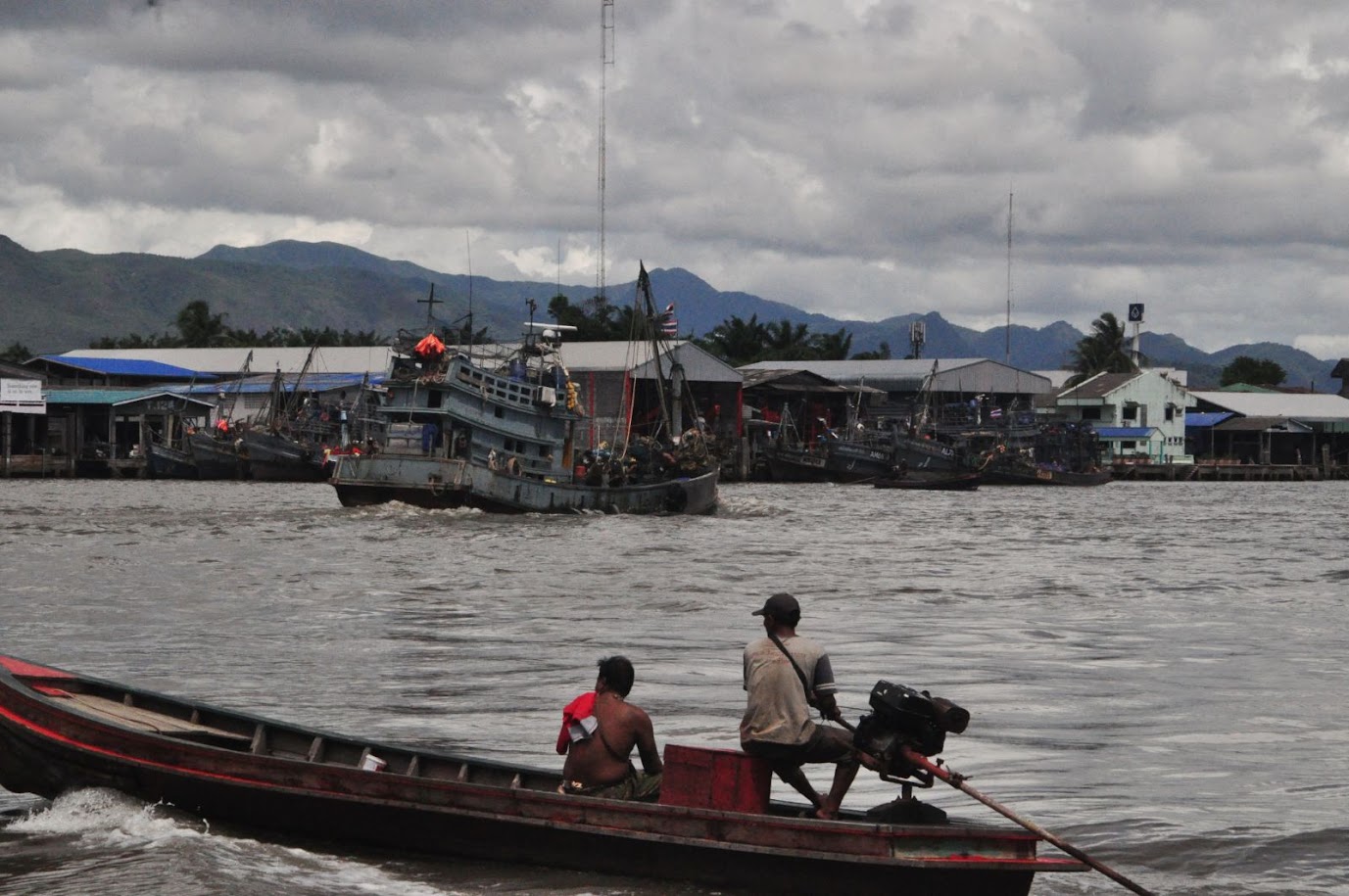 Ranong Port
Thailand
Fishermen boats
Houses on silts
Ranong River