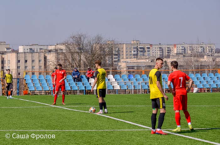 Group of people playing mini football Группа людей играющих в мини-футбол