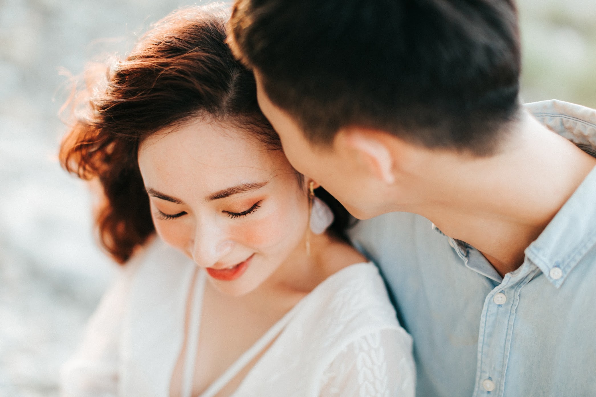 AG美式婚紗 | Zehung + Grace Engagement | fine art美式逐光婚紗 AG美式婚紗 / fine art 婚紗 / 美式婚紗婚禮 / 時裝照 , 去年夏季,我們為Zehung & Grace拍攝了這組 藝術 時裝 婚紗 ,他們走在七期的街頭，而我嘗試拍攝AG鮮少出現的高冷風格，一切相當順利。這是一次非常深刻的 AG 藝術 時裝婚紗 拍攝經驗,午後我們前往遼闊的大峽谷,為他們拍攝AG專屬的 逐光 美式 婚紗。