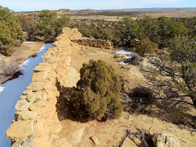 Rock wall extending across the tip of a mesa