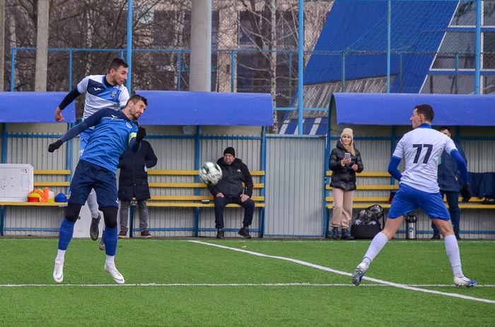 Group of people playing mini football Группа людей играющих в мини-футбол