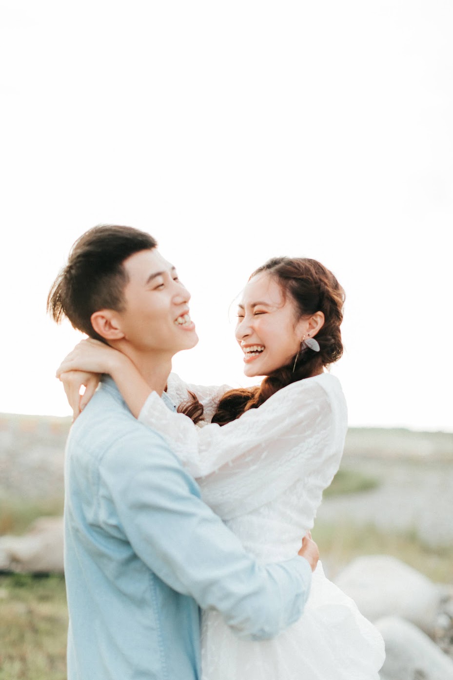 AG美式婚紗 | Zehung + Grace Engagement | fine art美式逐光婚紗 AG美式婚紗 / fine art 婚紗 / 美式婚紗婚禮 / 時裝照 , 去年夏季,我們為Zehung & Grace拍攝了這組 藝術 時裝 婚紗 ,他們走在七期的街頭，而我嘗試拍攝AG鮮少出現的高冷風格，一切相當順利。這是一次非常深刻的 AG 藝術 時裝婚紗 拍攝經驗,午後我們前往遼闊的大峽谷,為他們拍攝AG專屬的 逐光 美式 婚紗。