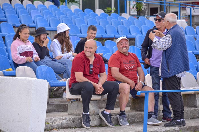 Group of people playing mini football Группа людей играющих в мини-футбол