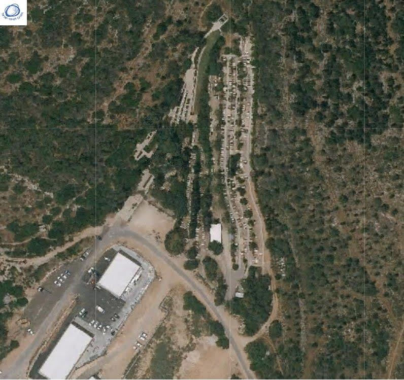 קריית ענבים, היישוב ובית העלמין הצבאי - עמירם במשעולי ישראל