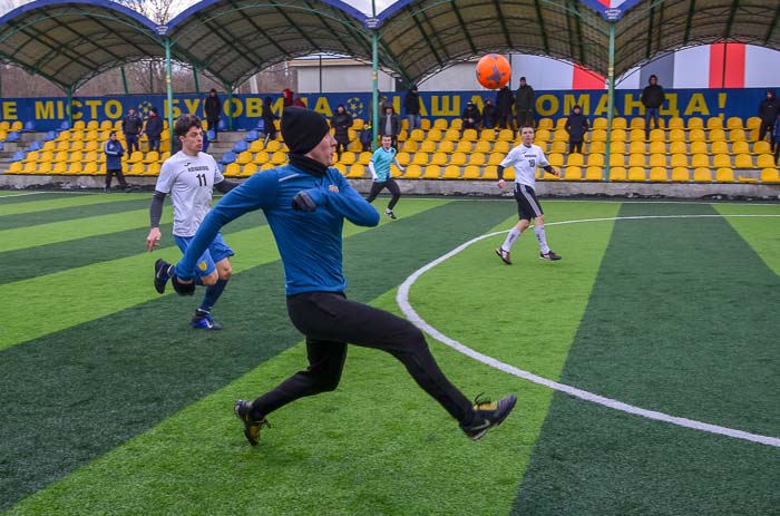 Group of people playing mini football Группа людей играющих в мини-футбол