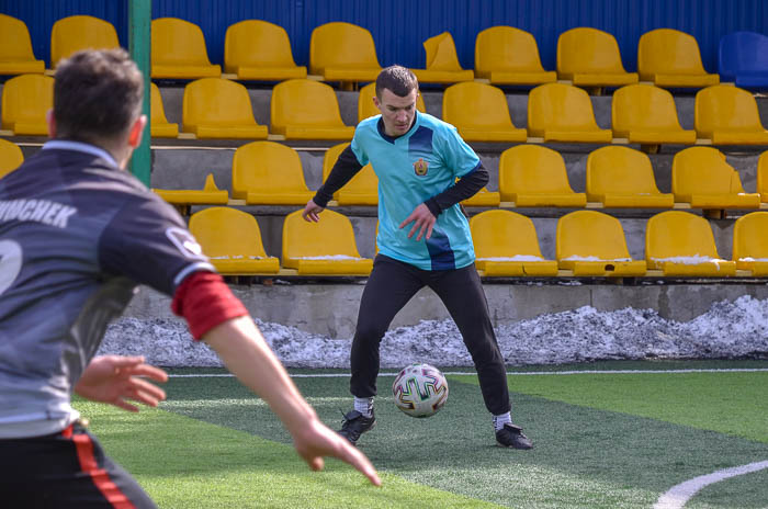 Group of people playing mini football Группа людей играющих в мини-футбол