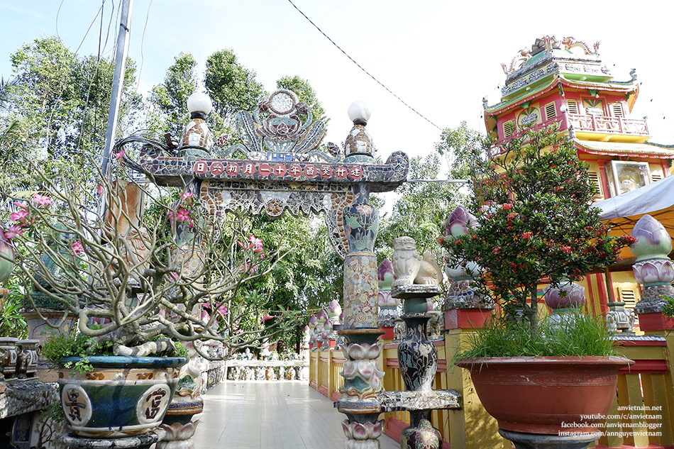 Du lịch tâm linh cù lao Giêng An Giang: độc đáo Thành Hoa Tự (chùa Đạo Nằm)