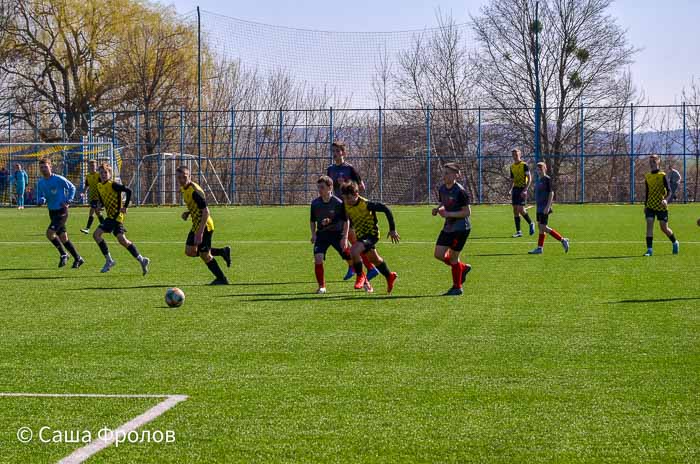 Group of people playing mini football Группа людей играющих в мини-футбол