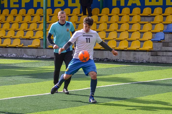 Group of people playing mini football Группа людей играющих в мини-футбол