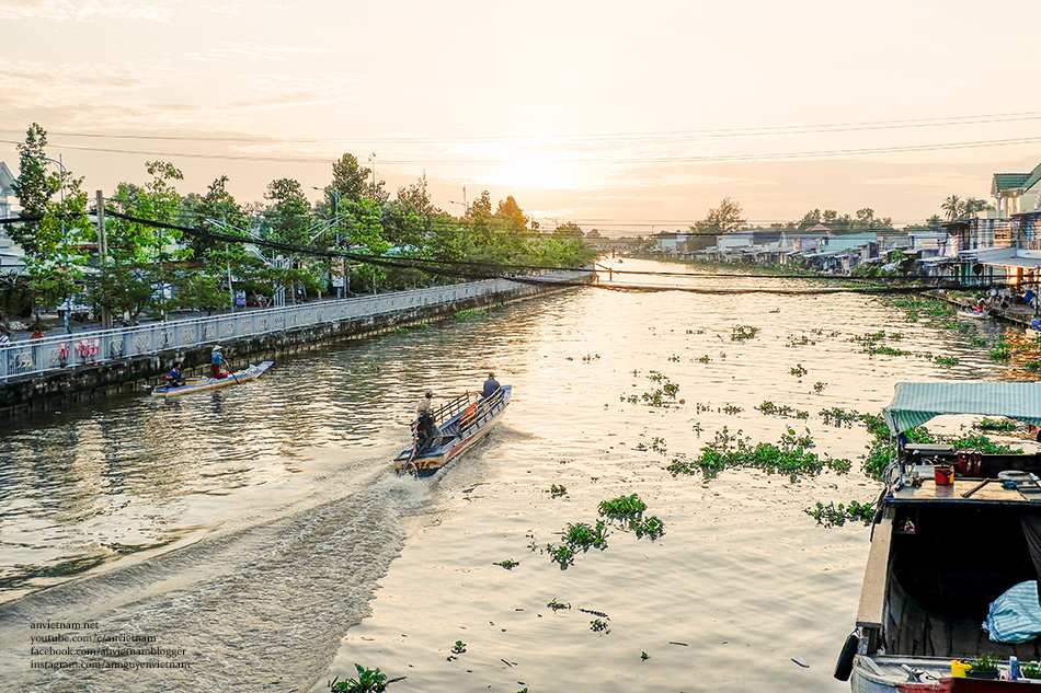 Sớm mai trên chợ nổi Ngã Năm Sóc Trăng