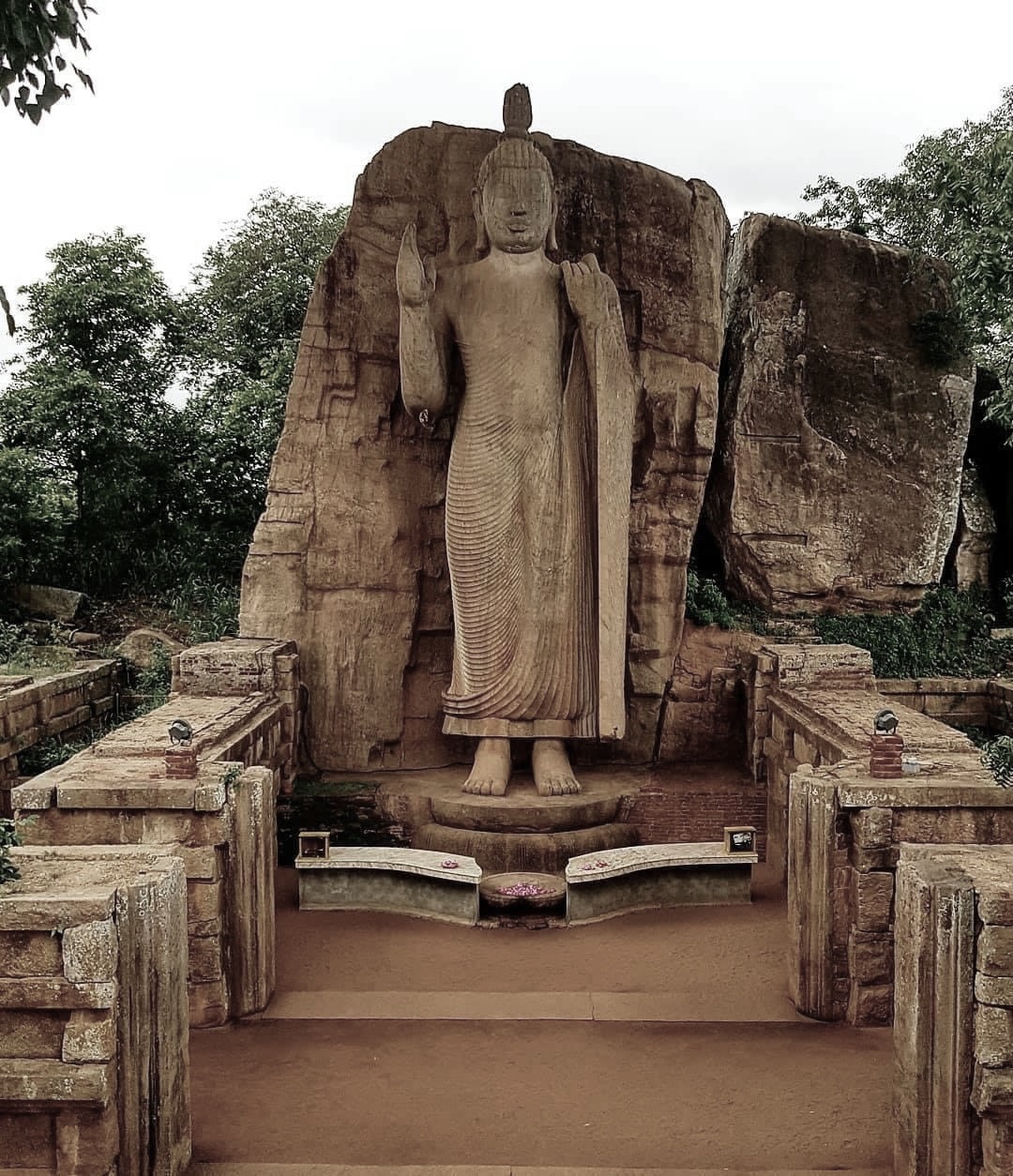 Avukana Buddha Statue