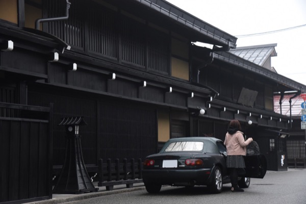 飛騨高山の古い街とロードスターと家内