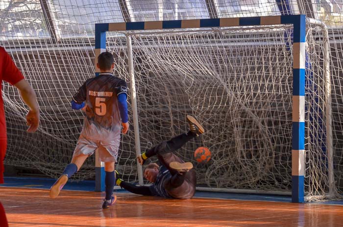 Group of people playing futsal Группа людей играющих в футзал