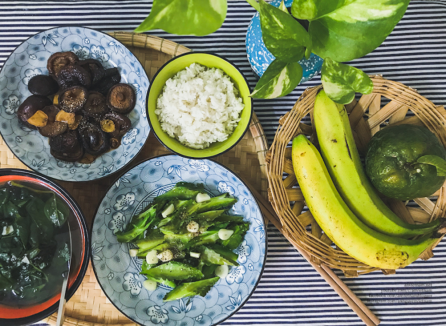 Một bữa cơm thuần chay: nấm đông cô kho gừng, đậu rồng xào tỏi, canh rau tập tàng nấu rong biển