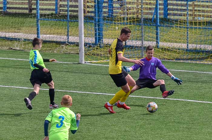 Group of people playing mini football Группа людей играющих в мини-футбол