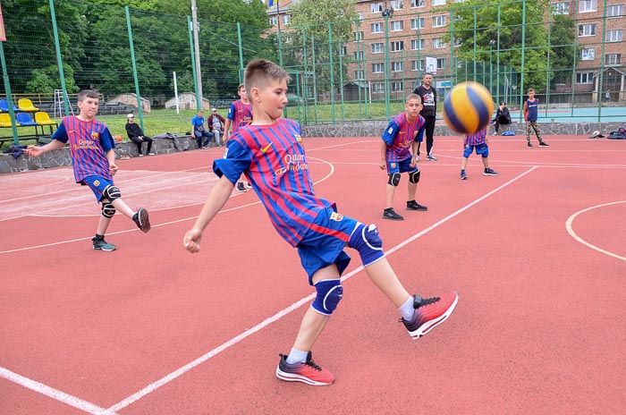 Group of people playing volleyball Группа людей играющих в волейбол