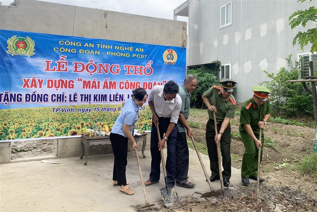 Khởi công xây dựng ngôi nhà “Mái ấm Công đoàn” cho đồng chí Liên.