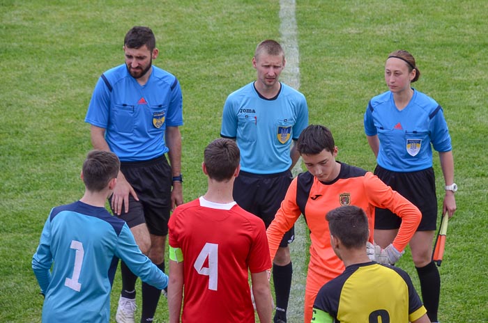 Group of people playing mini football Группа людей играющих в мини-футбол