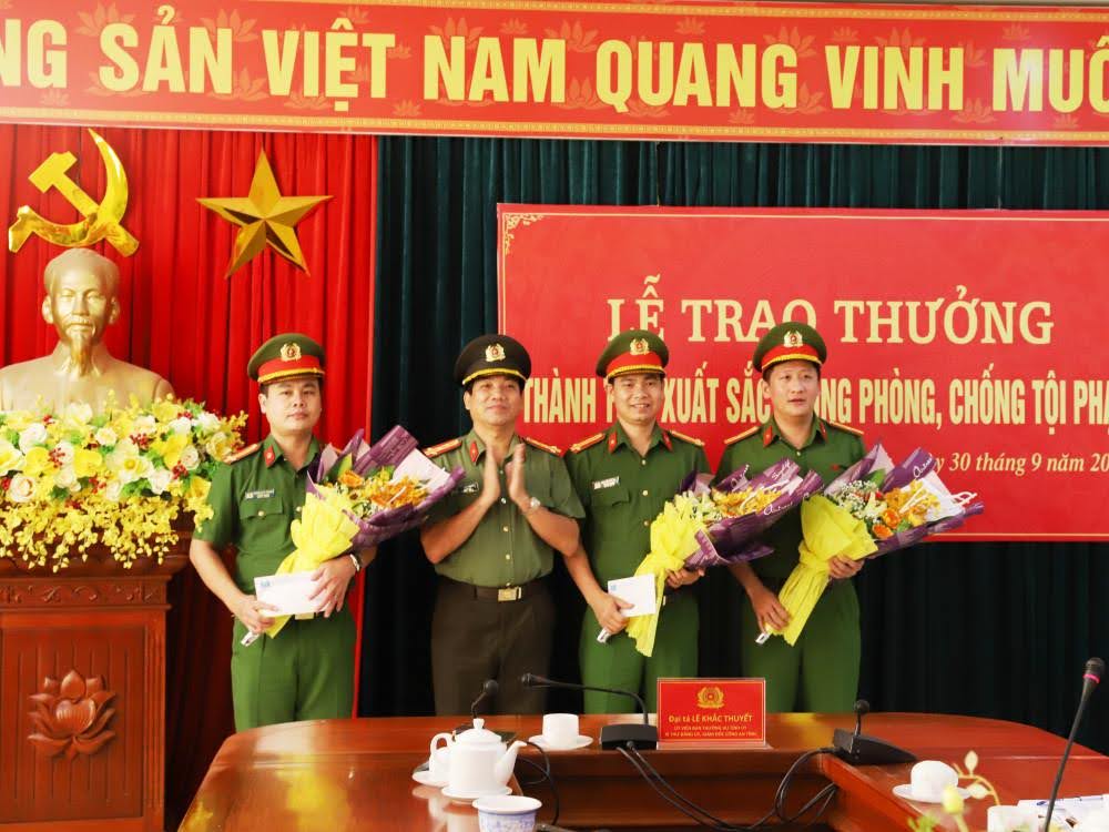 Đại tá Lê Khắc Thuyết - Giám đốc Công an tỉnh trao thưởng cho các lực lượng tham gia phá án