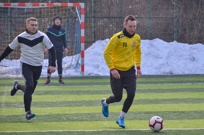 Group of people playing mini football Группа людей играющих в мини-футбол